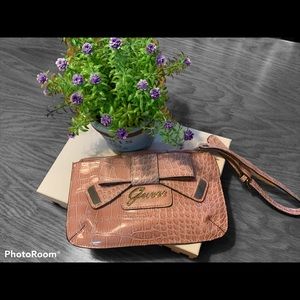 *PRICE DROP* 🥳Pink guess clutch 🔥❤️